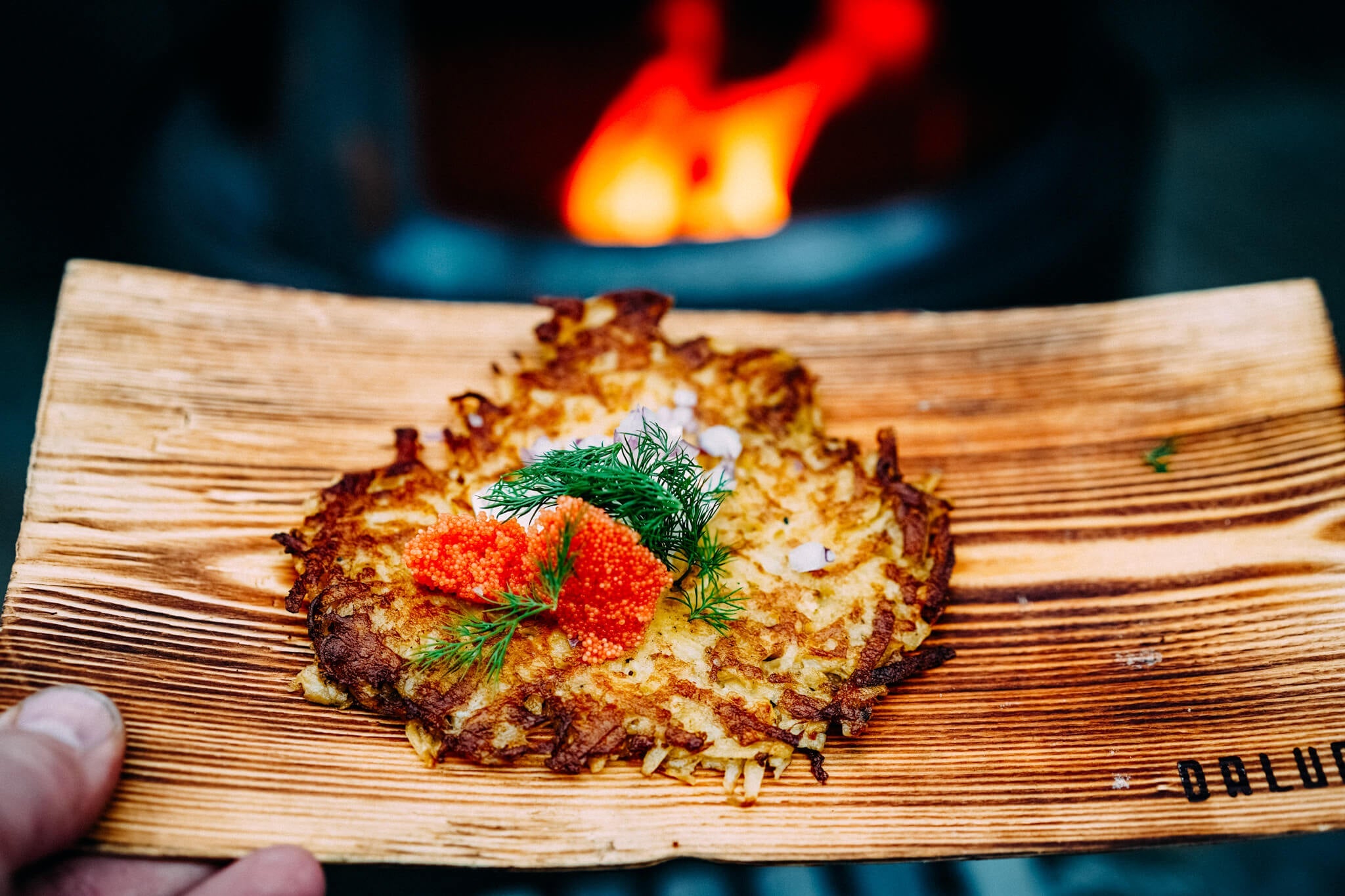 Råraka med västerbottenost, löjrom och rödlök